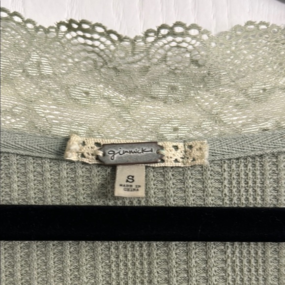 Gimmicks Green Ribbed Puff Sleeve Blouse - Picture 3 of 4